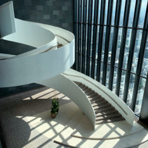 コンラッド大阪アフタヌーンティー「モノクロ・レオパード」と螺旋階段